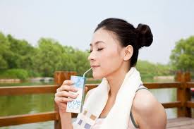mơ uống sữa đánh con gì