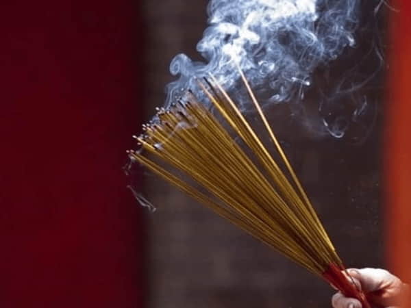 Mơ thấy thắp hương có ý nghĩa gì