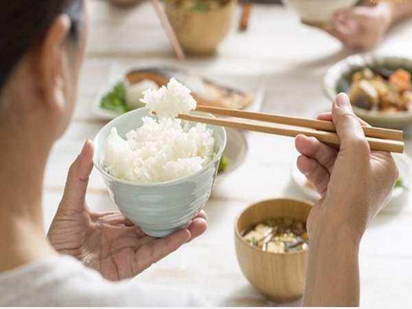 Nằm mơ thấy ăn trong bữa tiệc