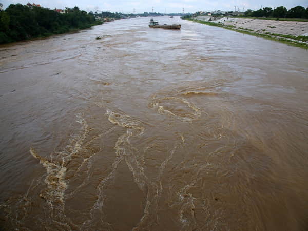 Mơ thấy nước sông đục ngầu, sẫm màu