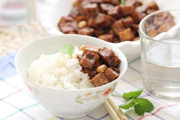 mơ thấy ăn cơm
