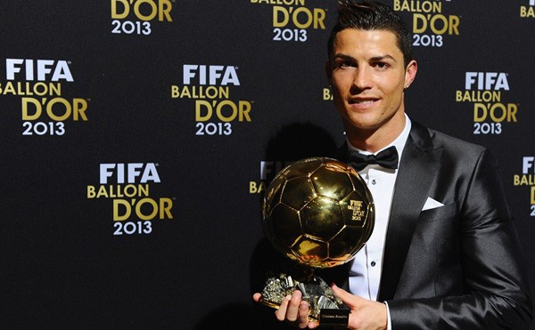 Ronaldo nhận quả bóng vàng