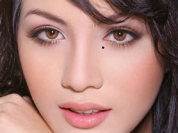 Nốt ruồi dưới mắt trái, phải ở nam và nữ có ý nghĩa gì