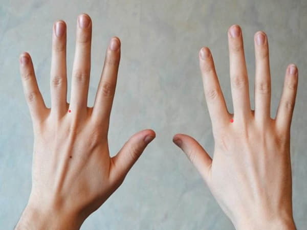 Luận tính cách, vận mệnh người có nốt ruồi ở kẽ ngón tay