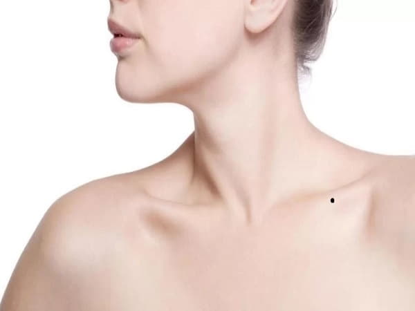 Ý nghĩa phong thủy của chấm đen ở xương quai xanh