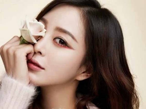 Tướng phụ nữ có đuôi mắt dài và cong