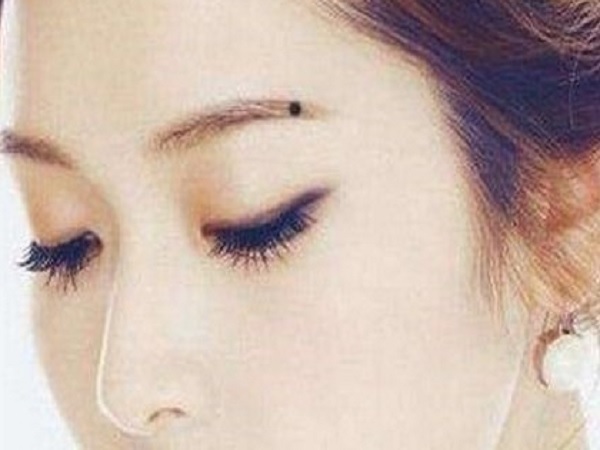 Xem bói nốt ruồi trên lông mày ở từng vị trí