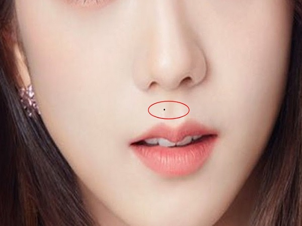 Xem nốt ruồi ở nhân trung cho nữ giới