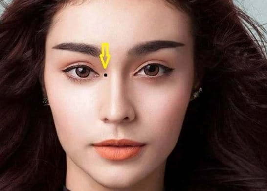 Nốt ruồi ở khóe mắt phải