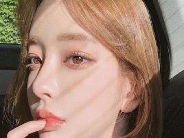 Nốt ruồi ở viền môi trên bên trái của nữ giới