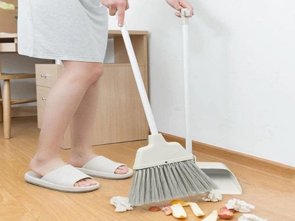 Nằm mơ thấy quét nhà báo trước điềm đen hay đỏ?