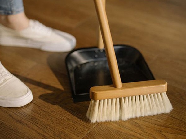 Nằm mơ thấy quét nhà báo trước điềm đen hay đỏ?