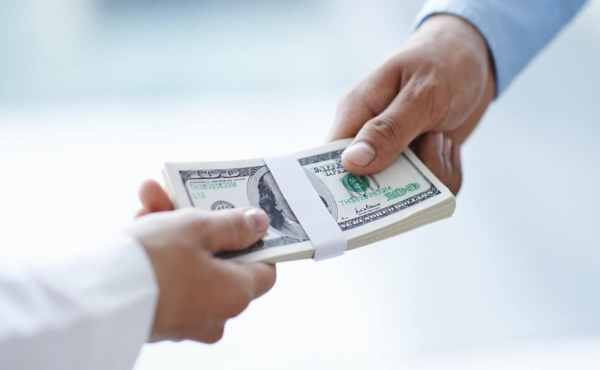 Mơ có người cho tiền: Điềm báo may mắn hay cảnh báo?