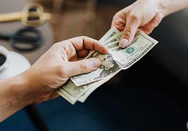 Mơ thấy người khác cho rất nhiều tiền