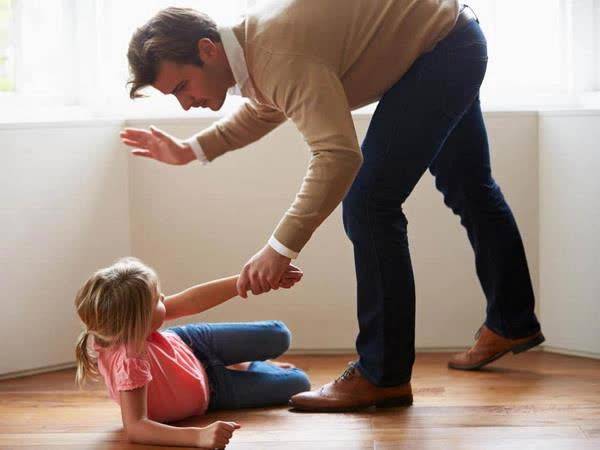 Mơ thấy bị bố đánh ngay trước mặt người khác