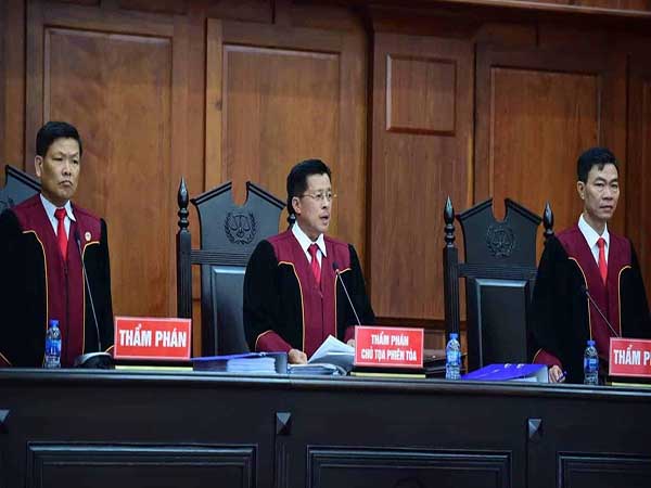 Mộng mơ thấy thẩm phán cười với mình