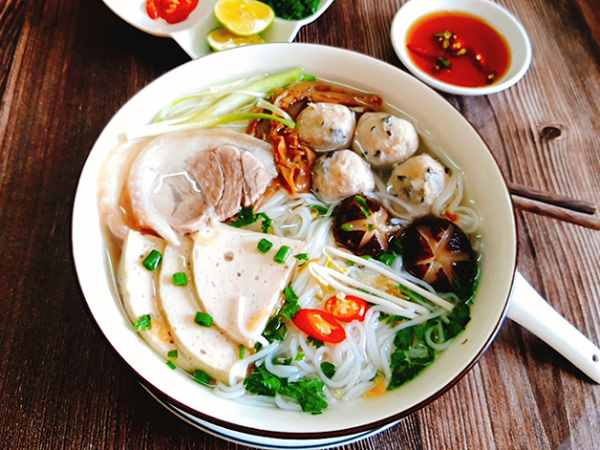 Mơ thấy ăn bún ở quán lạ hoặc nơi xa lạ