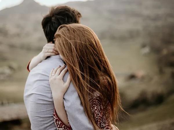 Nằm mơ thấy ôm người cũ cho thấy tín hiệu gì?