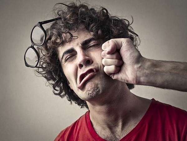 Nằm mơ thấy bị đánh, thấy mình bị đánh ghen là điềm gì?